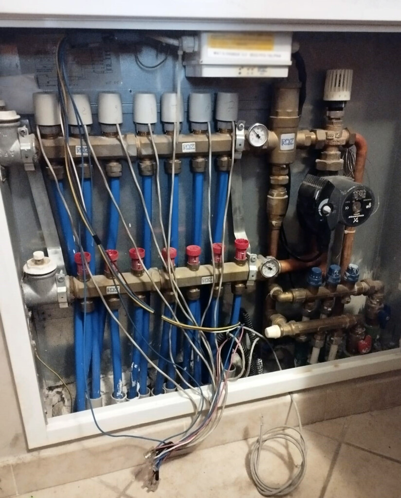 Collettore, valvole di zona, pompa, caldaia. Riscaldamento a pavimento. Collegamenti elettrici elettrovalvole di zona. Control Casa, riparazione impianto elettrico.