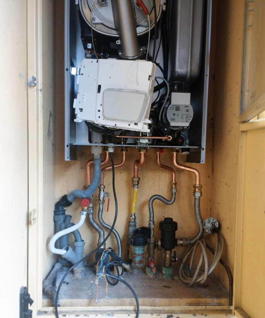 Connessioni elettriche caldaia, segnale termostato, abilitazione. Caldaia a condensazione. Collegamento elettrico caldaia. Control Casa, riparazione impianto elettrico.