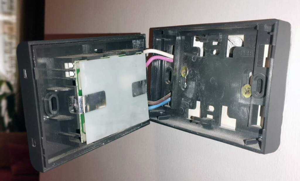 Termostato, fili elettrici, temperatura appartamento. Control Casa, riparazione impianto elettrico.